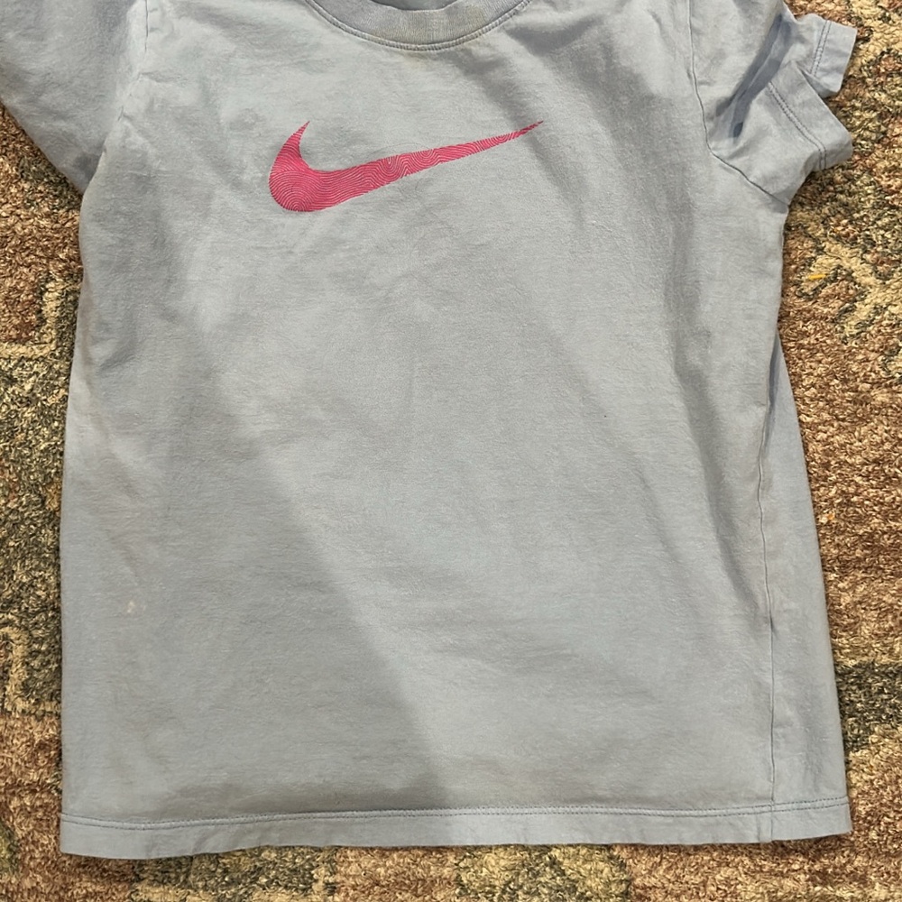 Nike Kids Short Sleeve Tee in Gray with Pink Swoosh